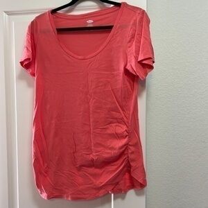 Old Navy Maternity tee top size medium EUC. Length 26”.